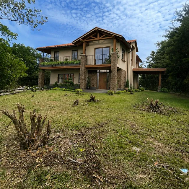 Antes: jardín de una casa residencial sin diseñar