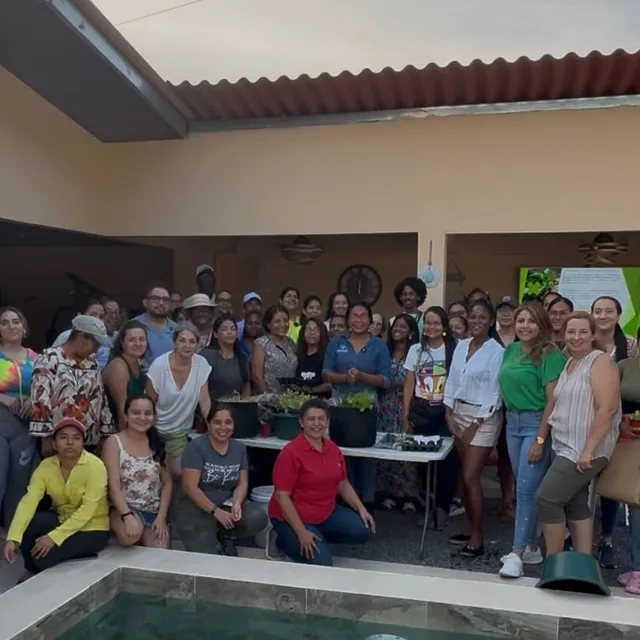Foto de grupo al cierre de un taller en Arraiján