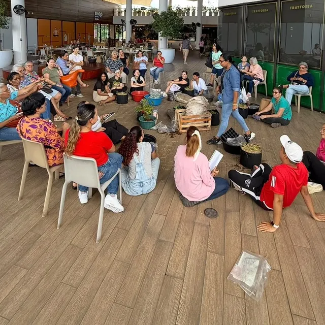 Taller en Santa María Plaza con un grupo grande