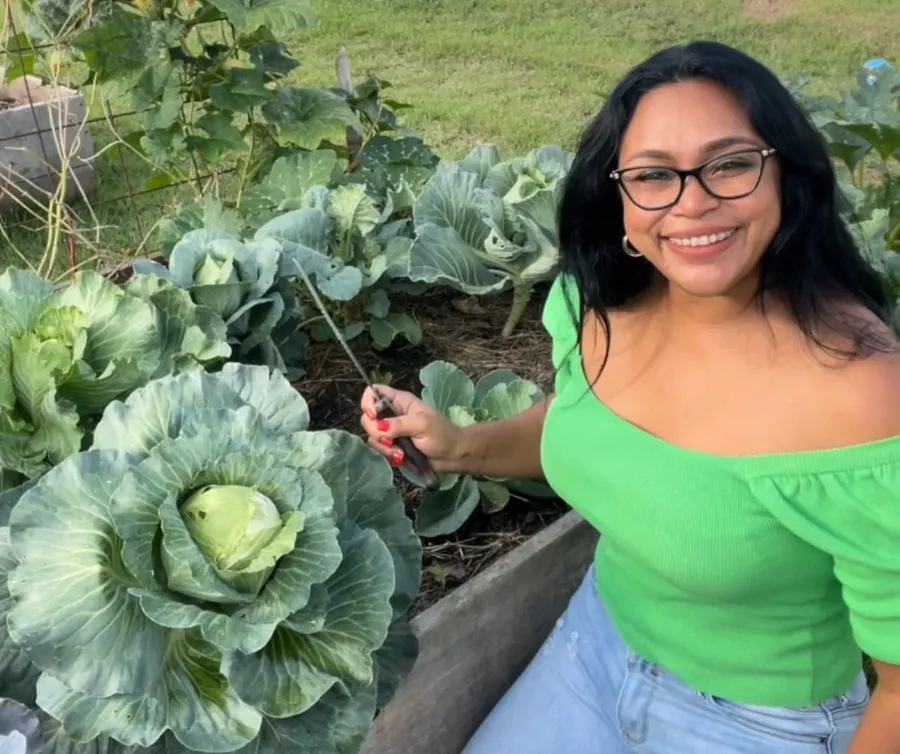 Lety en su huerto junto a un repollo